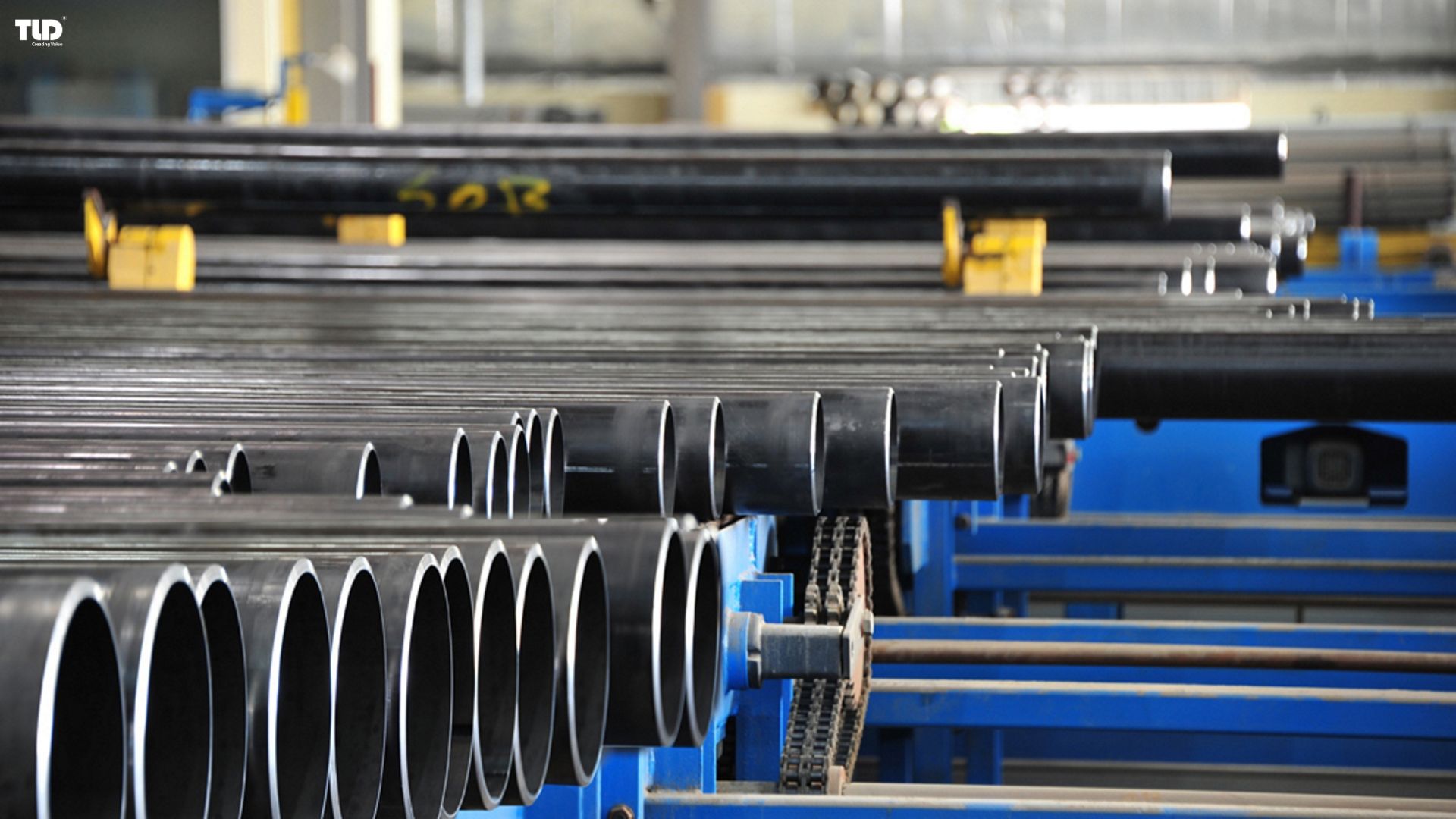 Extrusion line producing continuous plastic pipes through a heated die