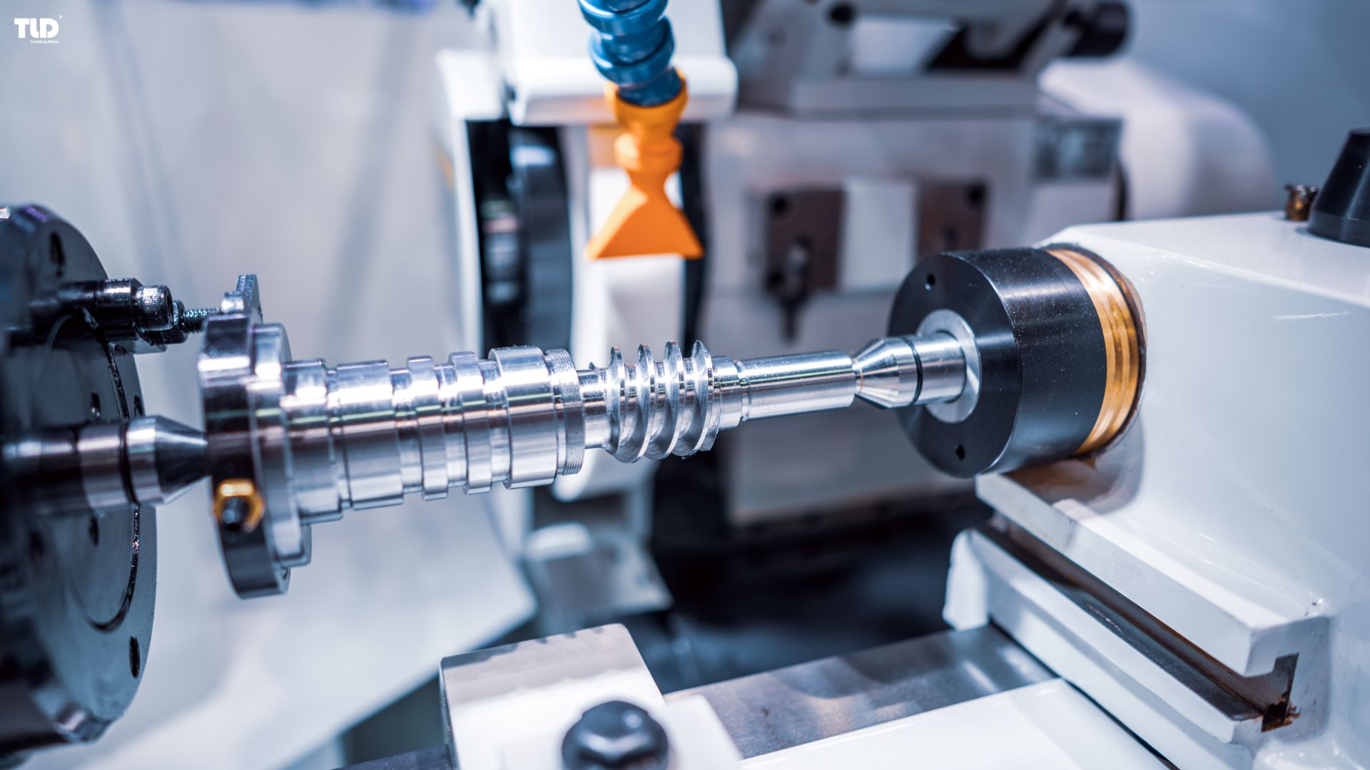 Injection molding machine forming high-precision plastic parts using a closed mold system