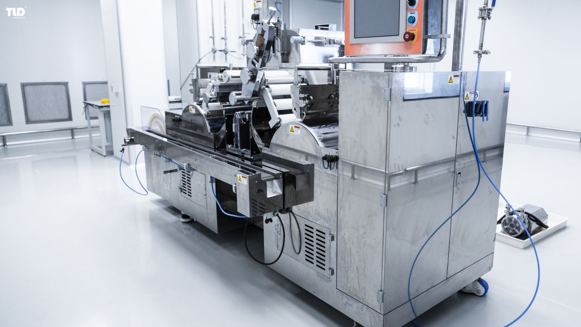 Injection molding process with controlled heat, pressure, and cooling