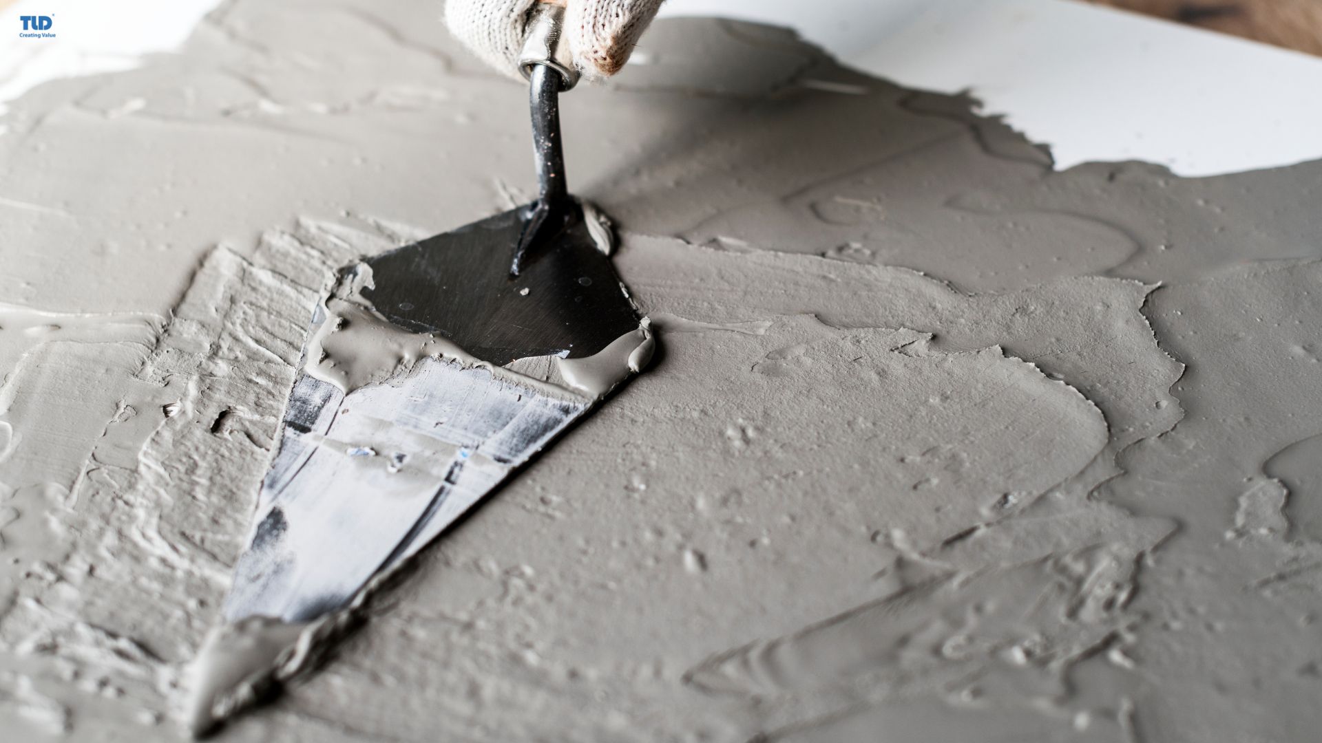 Cement with improved water resistance and surface quality