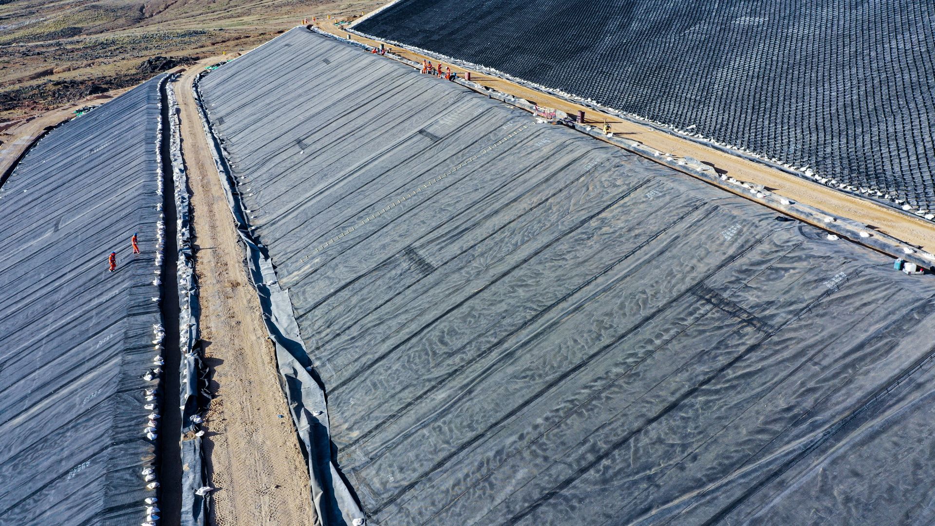 PE film ensures efficient water retention and long-term surface protection